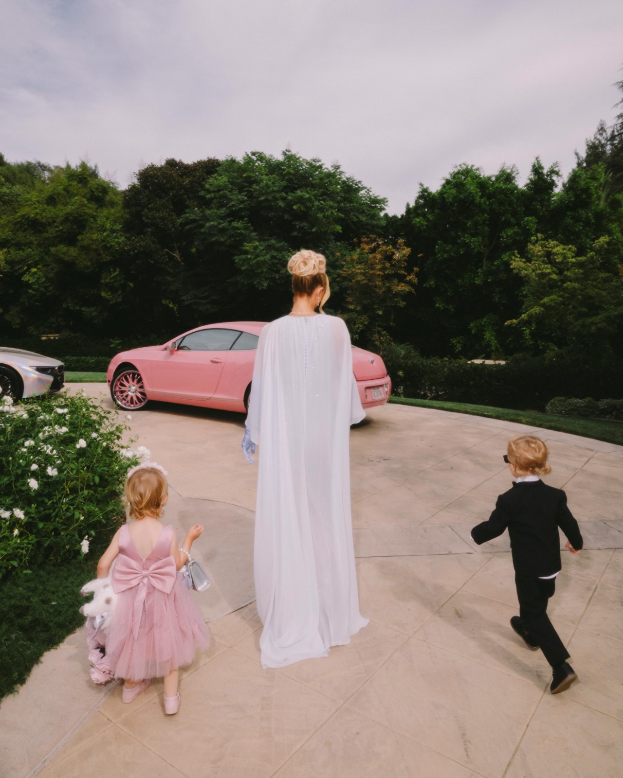 Paris Hilton com os filhos na área externa de sua mansão - Foto: Reprodução / Instagram @parishilton @ashleyosborn