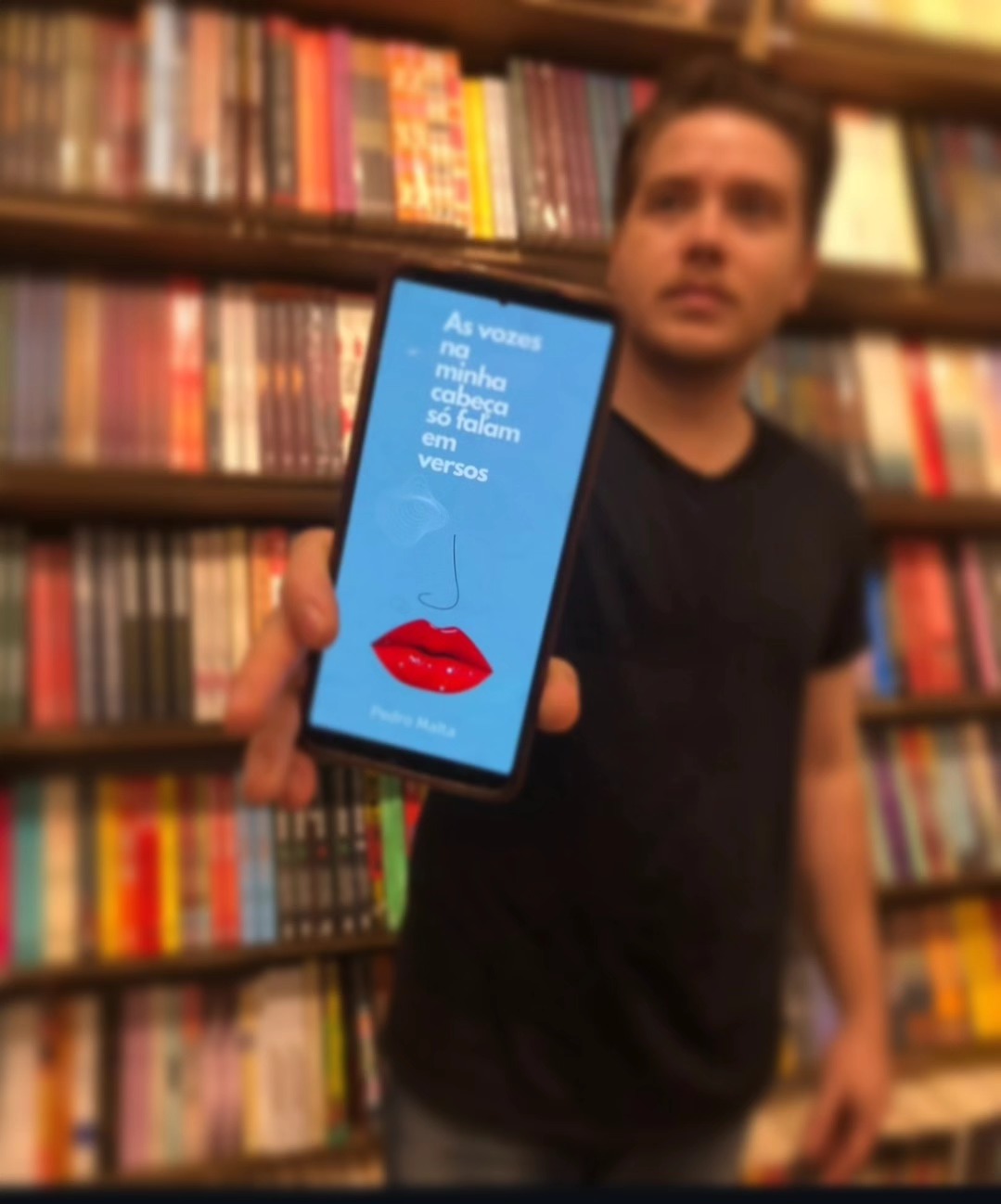 Pedro Malta é autor do livro ‘As vozes na minha cabeça só falam em versos’ - Foto: Reprodução / Instagram @peumalta 