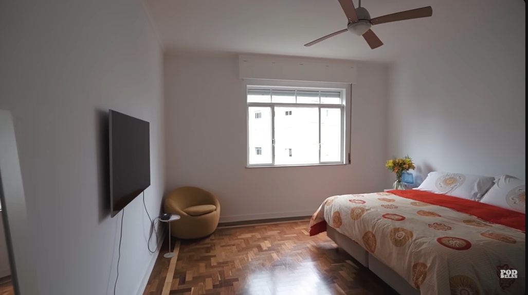 Marina Sena mora em apartamento estilo anos 70 - Foto: Reprodução/YouTube