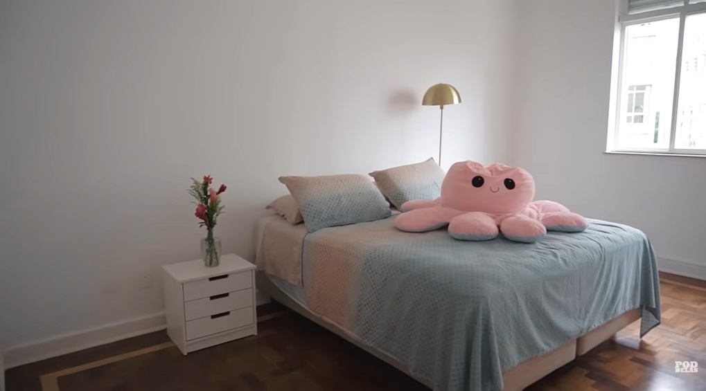 Marina Sena mora em apartamento estilo anos 70 - Foto: Reprodução/YouTube