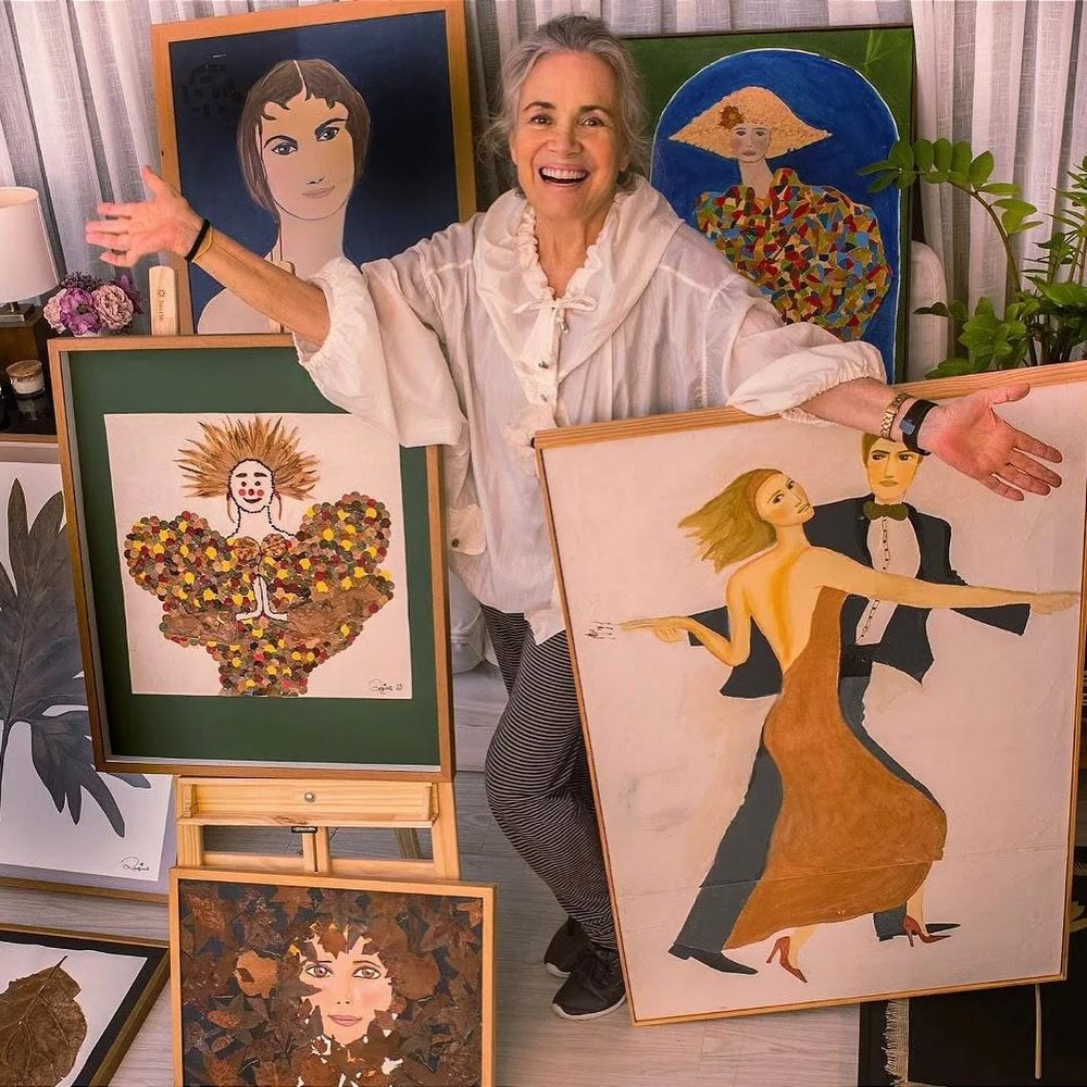 Regina Duarte com suas obras - Foto: Reprodução / Instagram @reginaduarte 