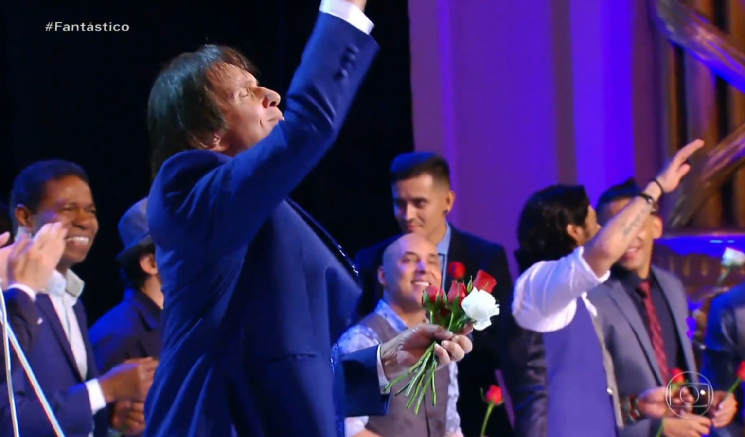 Roberto Carlos entrega rosas ao público nos shows há quase 50 anos - Foto: Reprodução / TV Globo