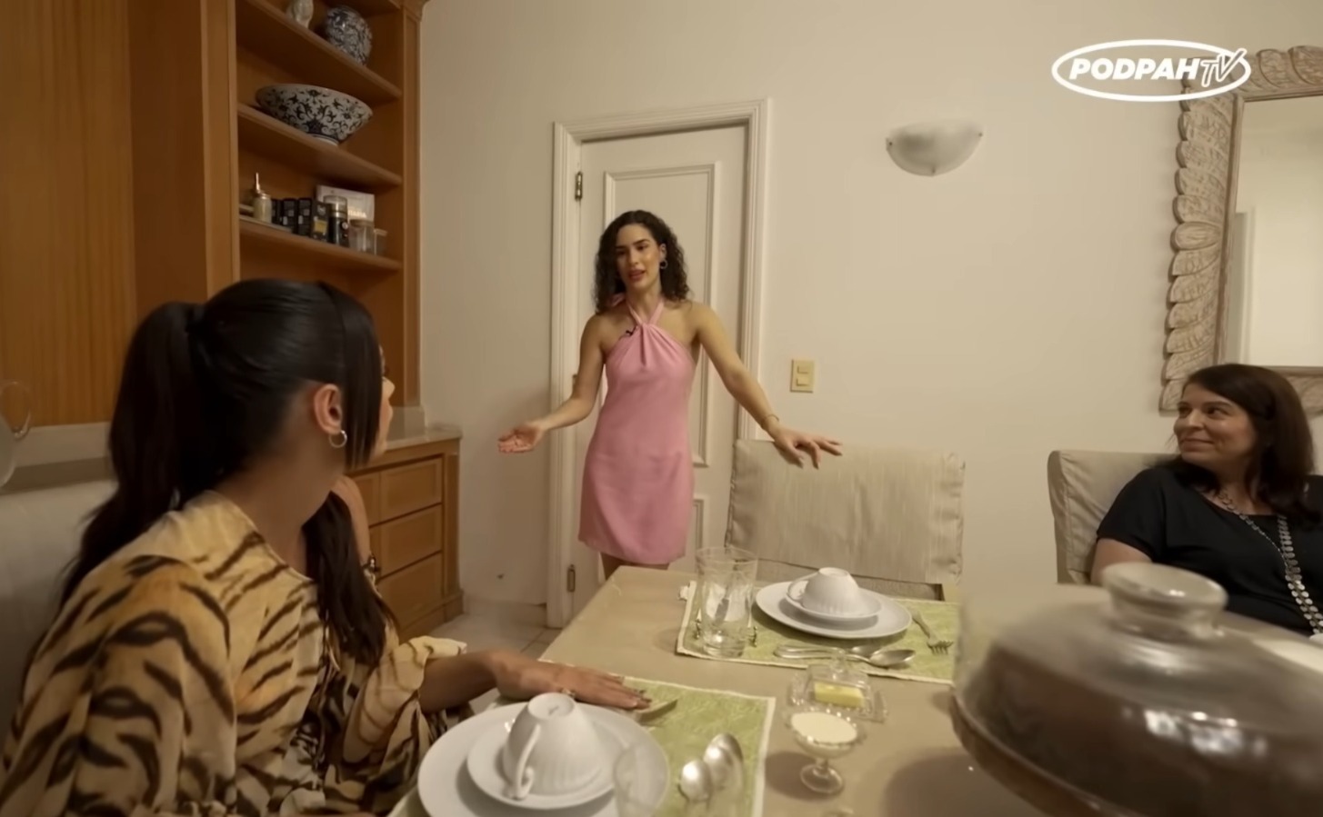 Lívian Aragão, filha de Renato Aragão, mostra detalhes da sala de jantar da mansão da família - Foto: Reprodução / YouTube / Podpah 