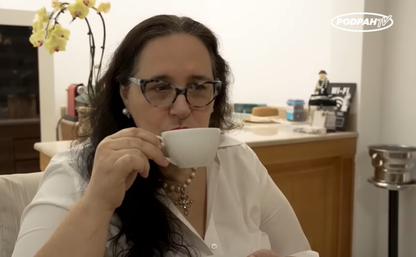 Lílian Taranto, esposa de Renato Aragão, na sala de jantar da mansão da família - Foto: Reprodução / YouTube / Podpah 