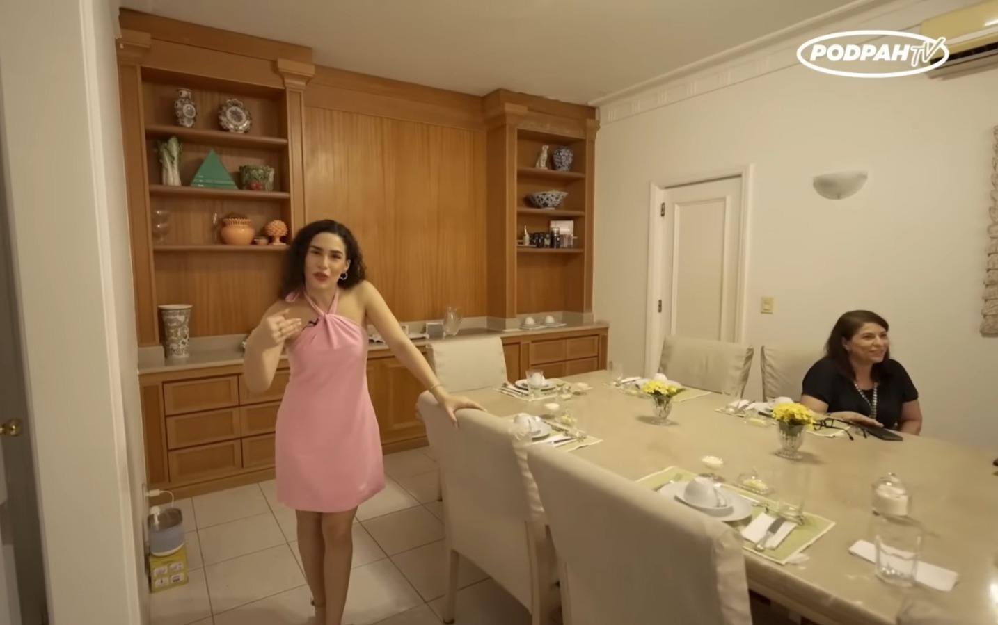 Lívian Aragão, filha de Renato Aragão, mostra detalhes da sala de jantar da mansão da família - Foto: Reprodução / YouTube / Podpah 