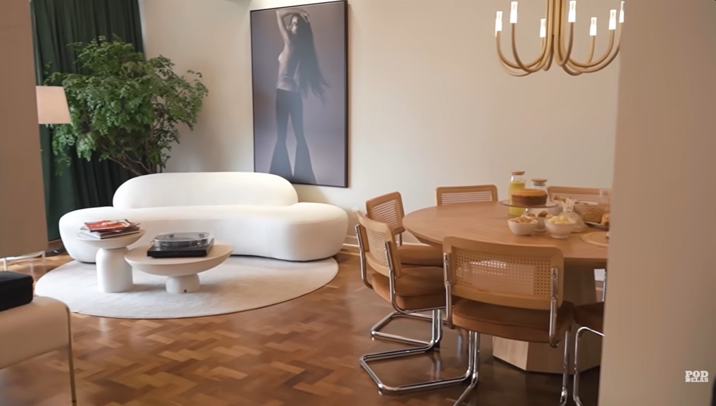 Marina Sena mora em apartamento estilo anos 70 - Foto: Reprodução/YouTube