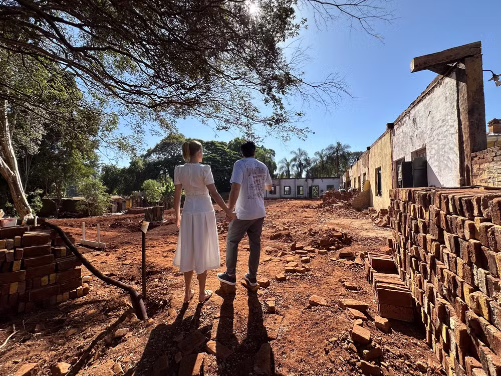 O casal Ana Hickmann e Edu Guedes, em sua fazenda centenária - Foto: Divulgação