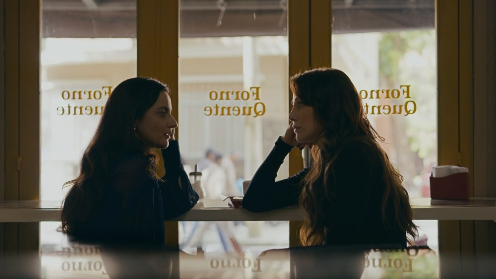 Suely (Julia Stockler) e Adriana (Leticia Colin) em Quem Ama Cuida - Foto: Divulgação / TV Globo