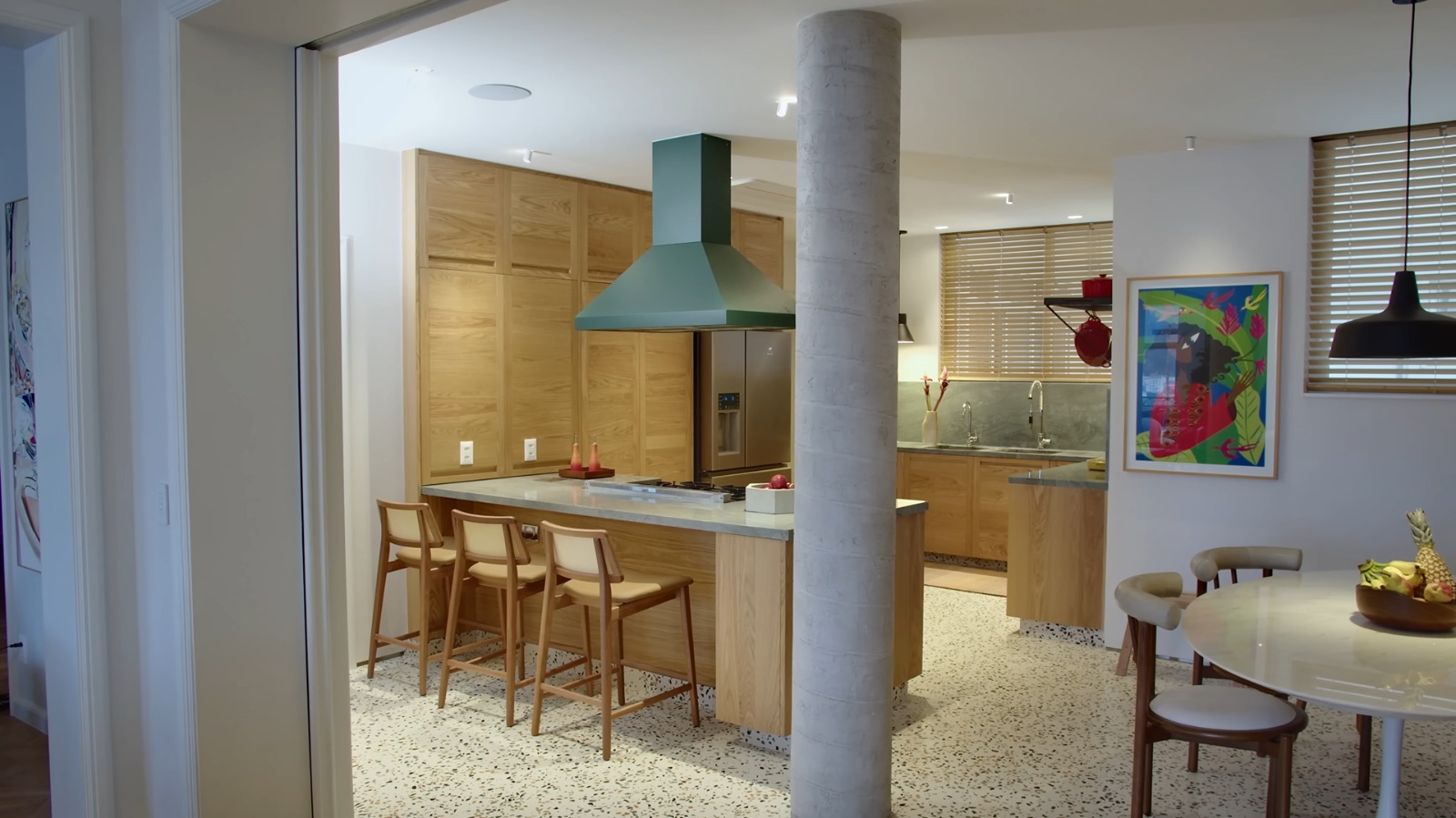 Cozinha do apartamento de Taís Araujo e Lázaro Ramos - Foto: Reprodução / YouTube / Casa Vogue Brasil