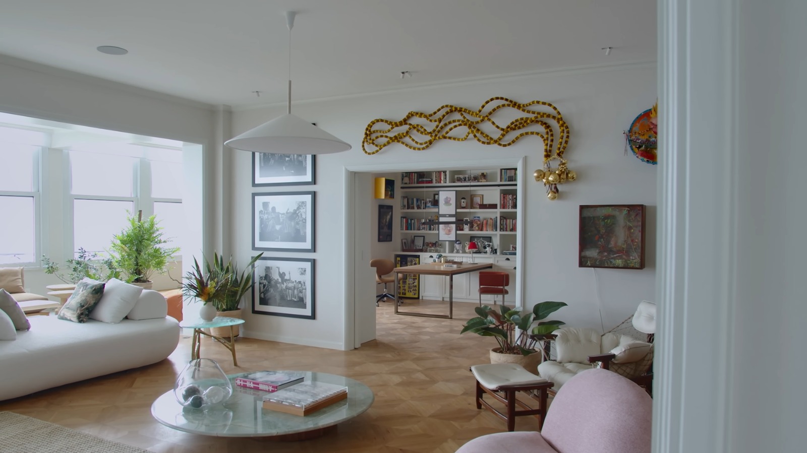 Sala do apartamento de Taís Araujo e Lázaro Ramos - Foto: Reprodução / YouTube / Casa Vogue Brasil