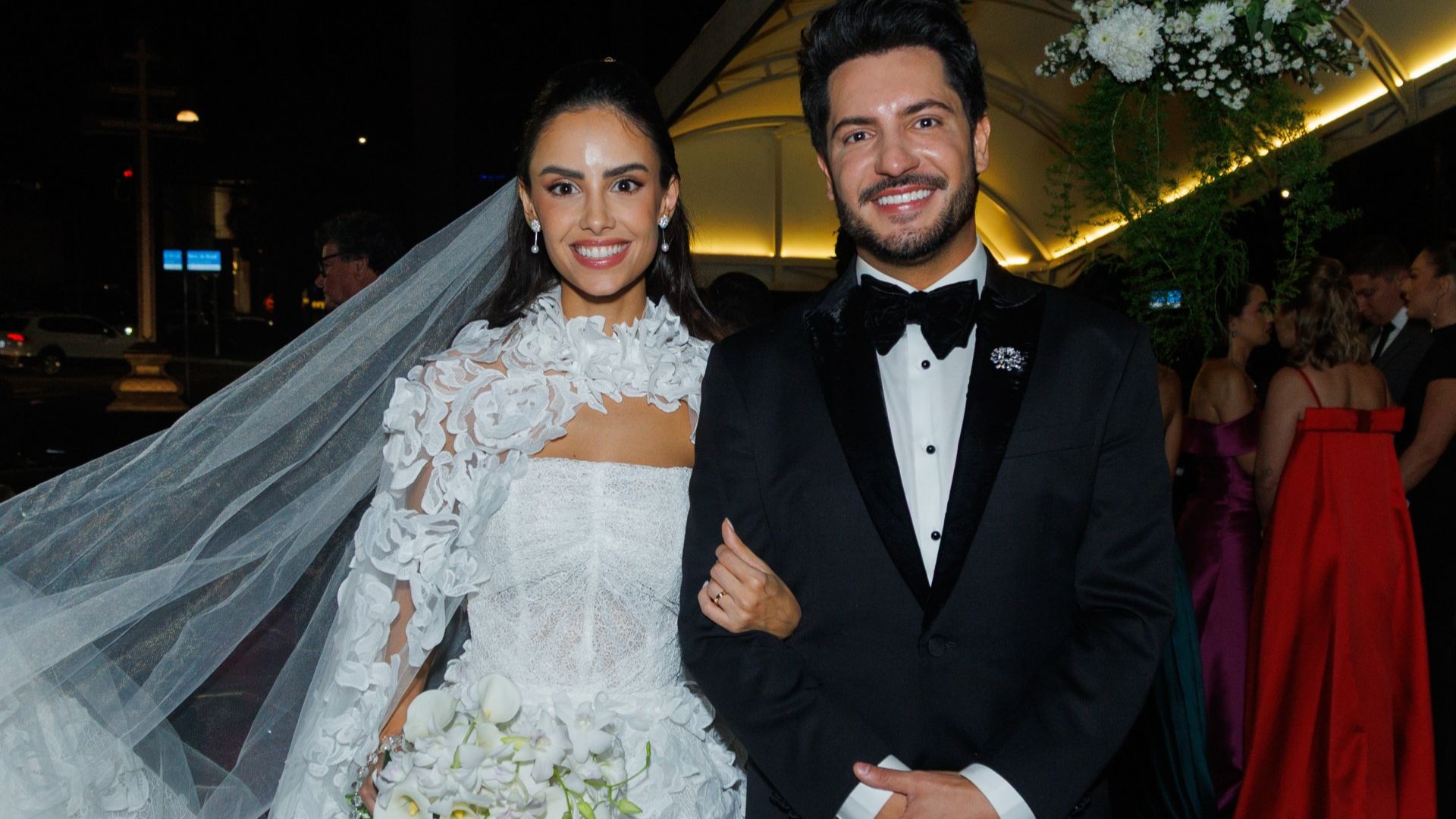 Thiago, da dupla com Thaeme, e Geórgia Fröhlich em casamento — Foto: Clayton Felizardo/ Brazilnews