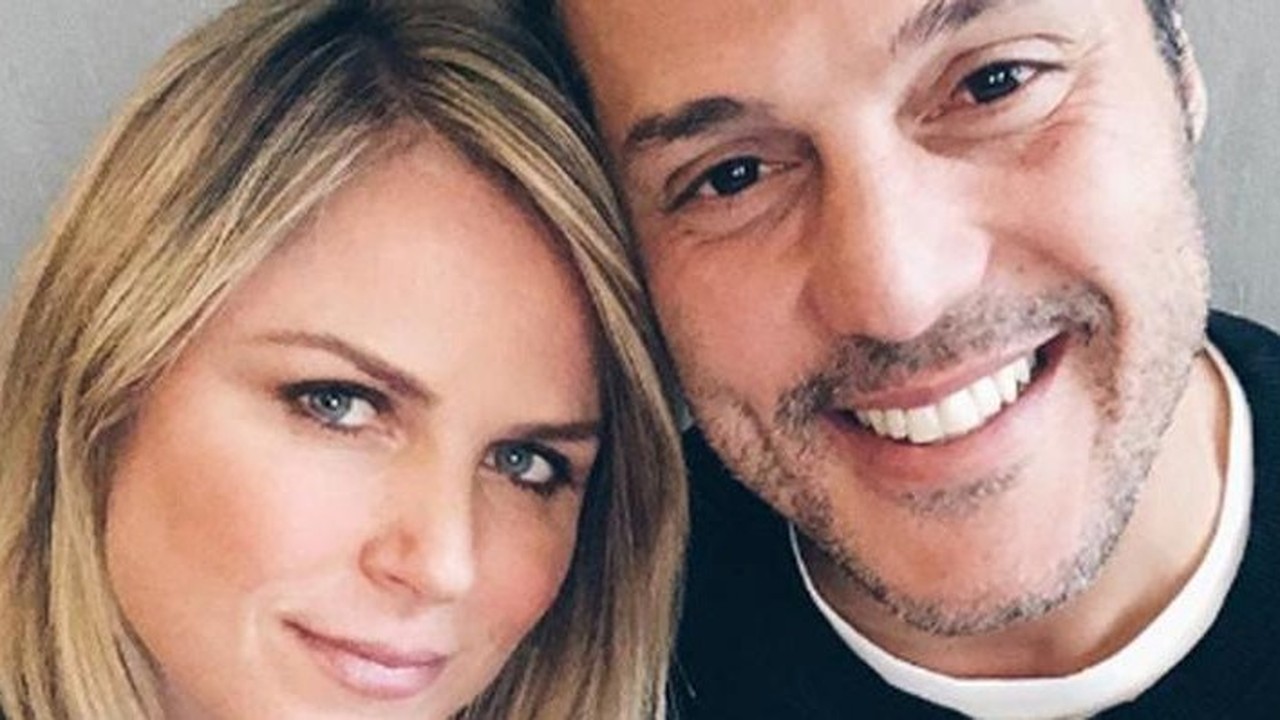 Close-up de Susana Werner loira à esquerda e Júlio César sorridente com barba por fazer à direita