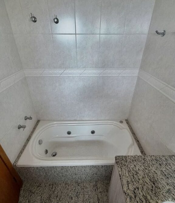 Apartamento conta com banheira - Foto: Reprodução/Instagram