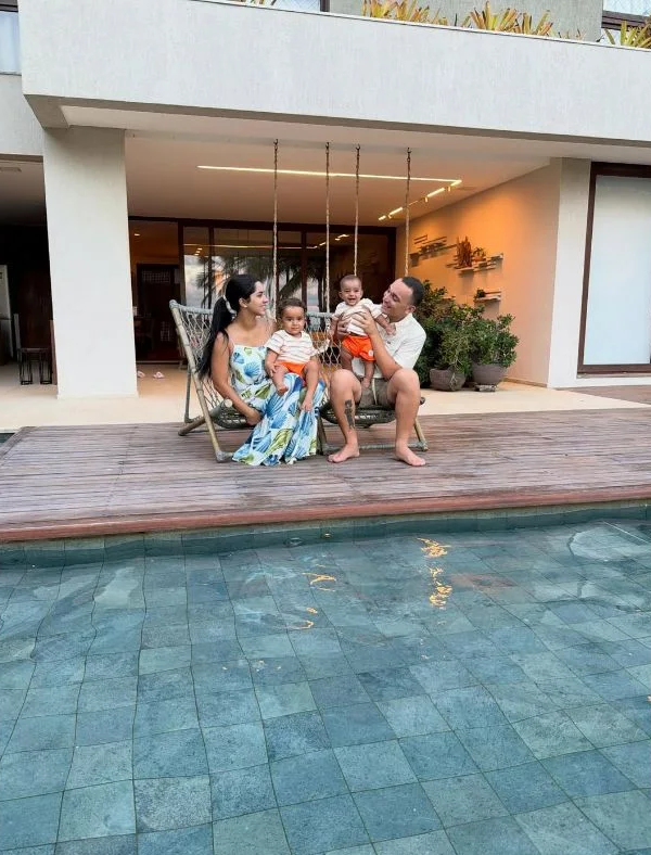 Área externa da residência chama atenção pela piscina e elementos naturais - Foto: Reprodução/Instagram