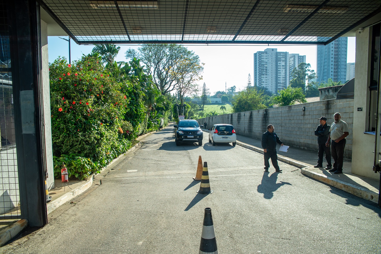 Movimentação da entrada do cemitério do velório do cantor Rick - Fot : Eduardo Martins / Brazil News
