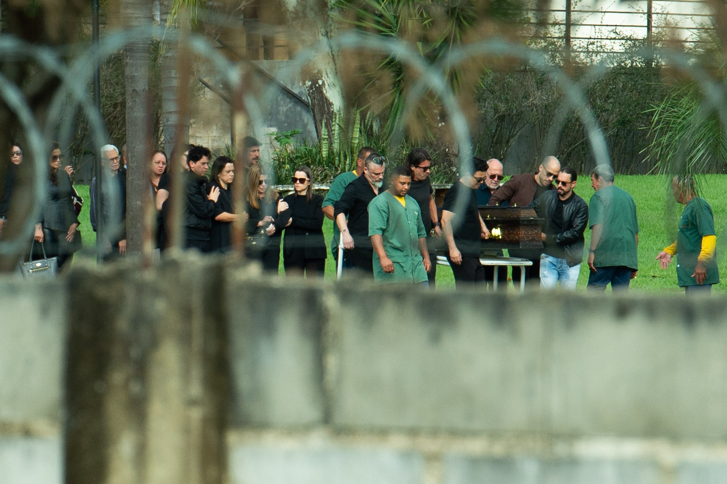 Amigos e familiares no sepultamento do cantor Rick - Foto: Eduardo Martins / Will Dias / Brazil News