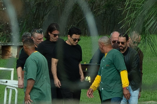 Amigos e familiares no sepultamento do cantor Rick - Foto: Eduardo Martins / Will Dias / Brazil News