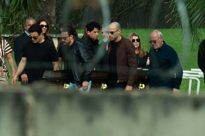 Amigos e familiares no sepultamento do cantor Rick - Foto: Eduardo Martins / Will Dias / Brazil News