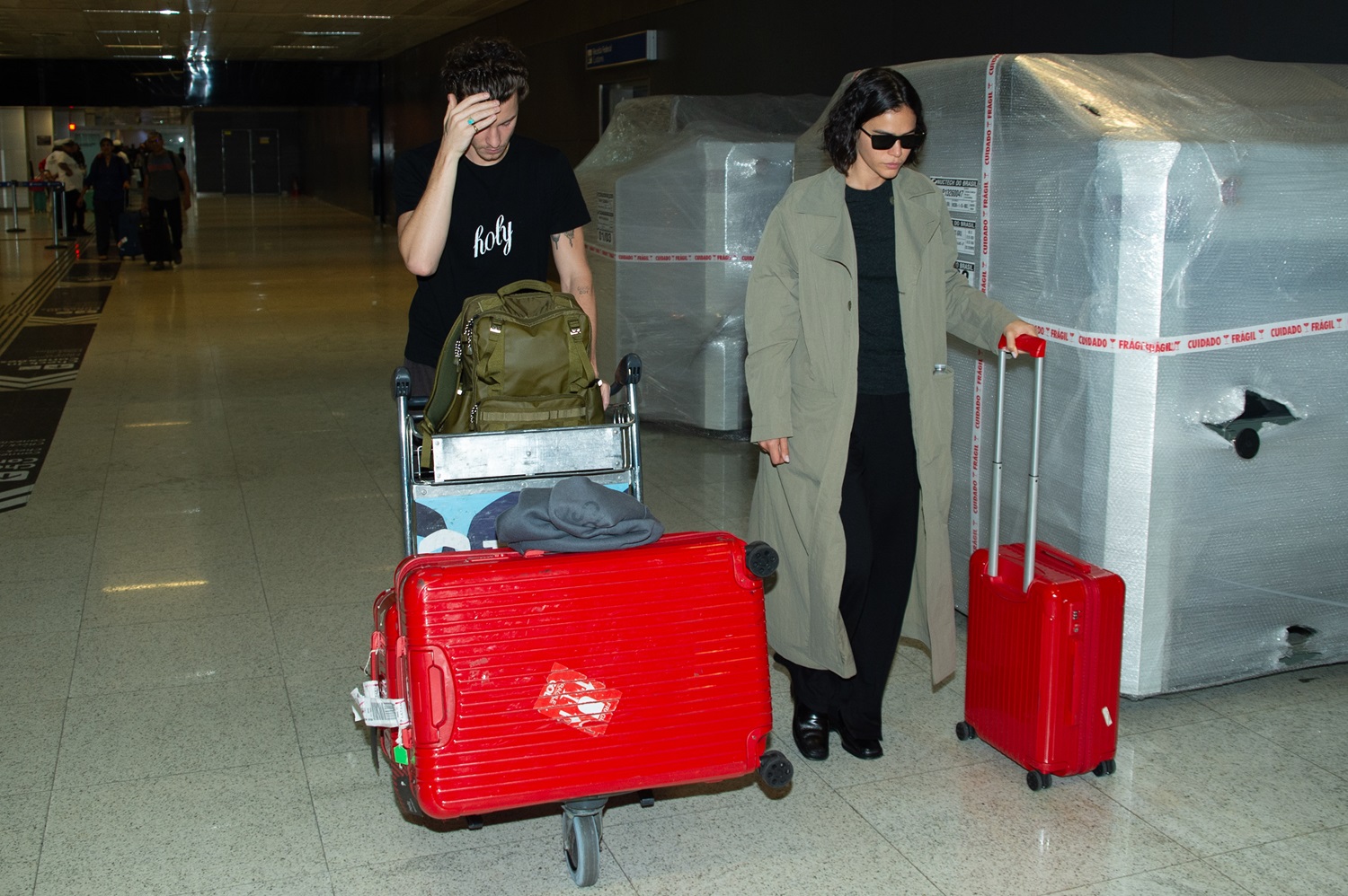 Shawn Mendes e Bruna Marquezine chegam a São Paulo — Foto: Brazil News