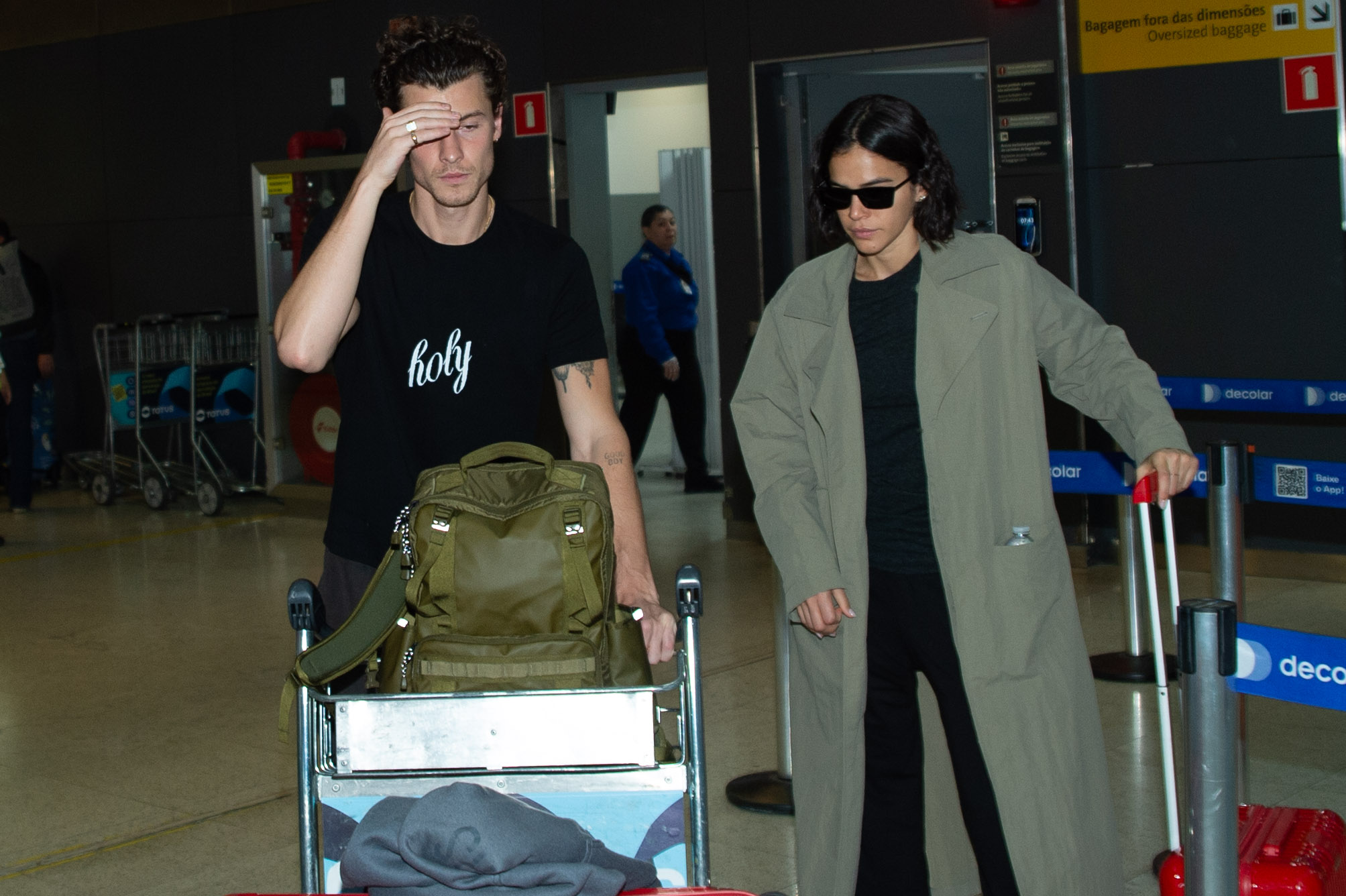 Shawn Mendes e Bruna Marquezine chegam a São Paulo — Foto: Brazil News