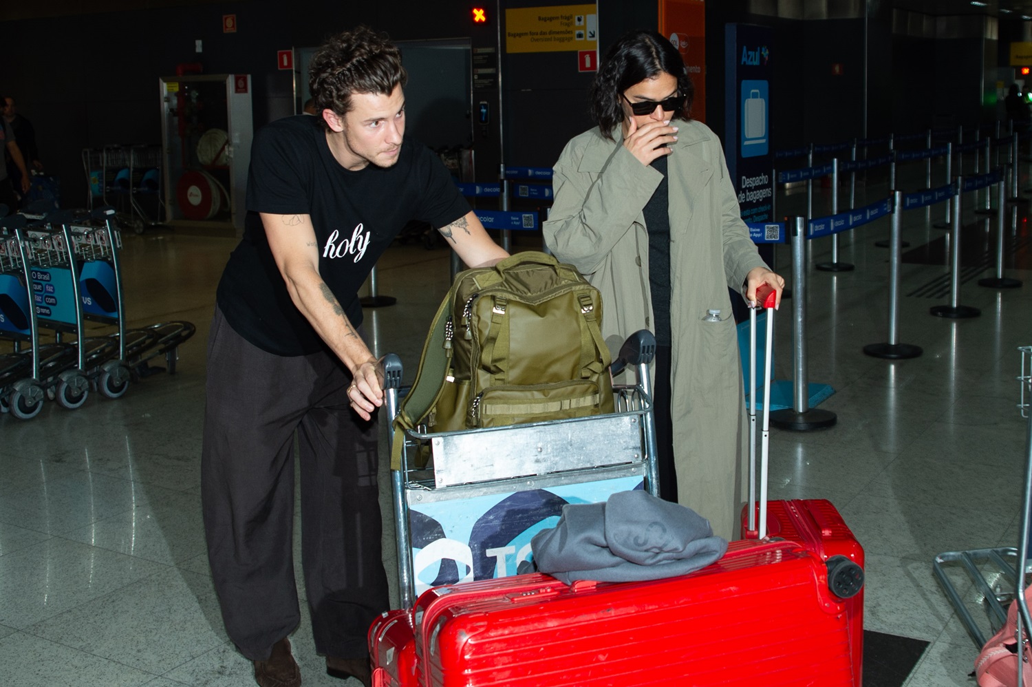 Shawn Mendes e Bruna Marquezine chegam a São Paulo — Foto: Brazil News