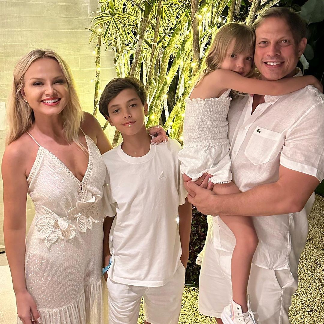 Eliana com o filho Arthur, a filha Manuela e marido, Adriano Ricco - Foto: Reprodução/Instagram