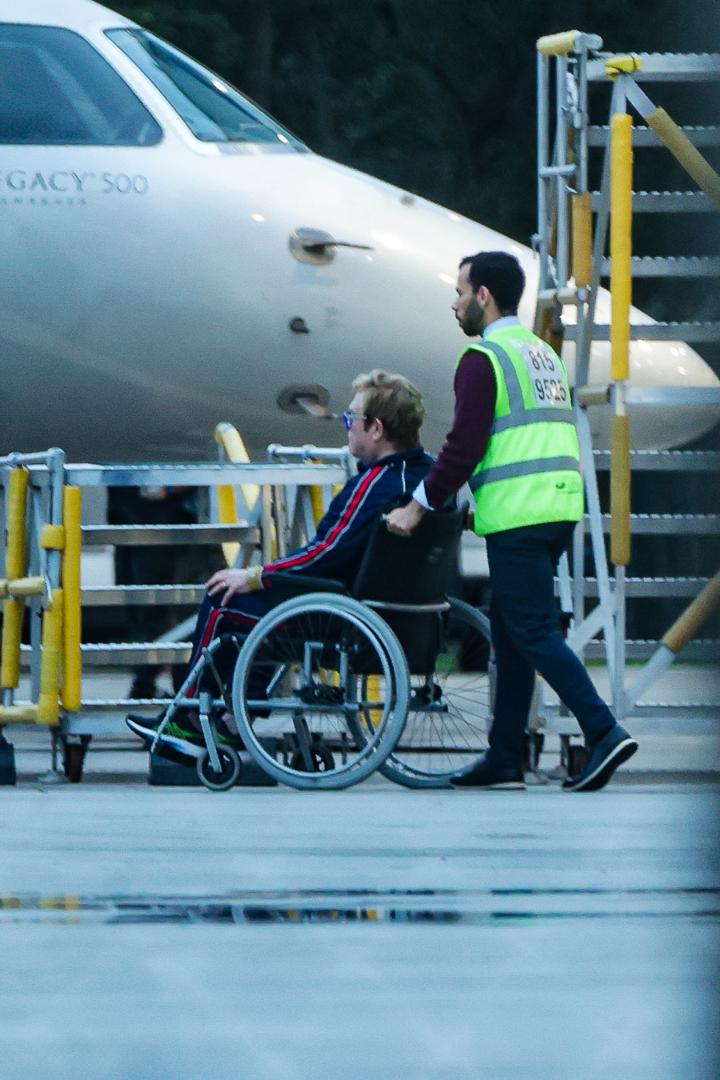 Elton John em aeroporto no Rio de Janeiro - Foto: Victor Chapetta/Brazil News