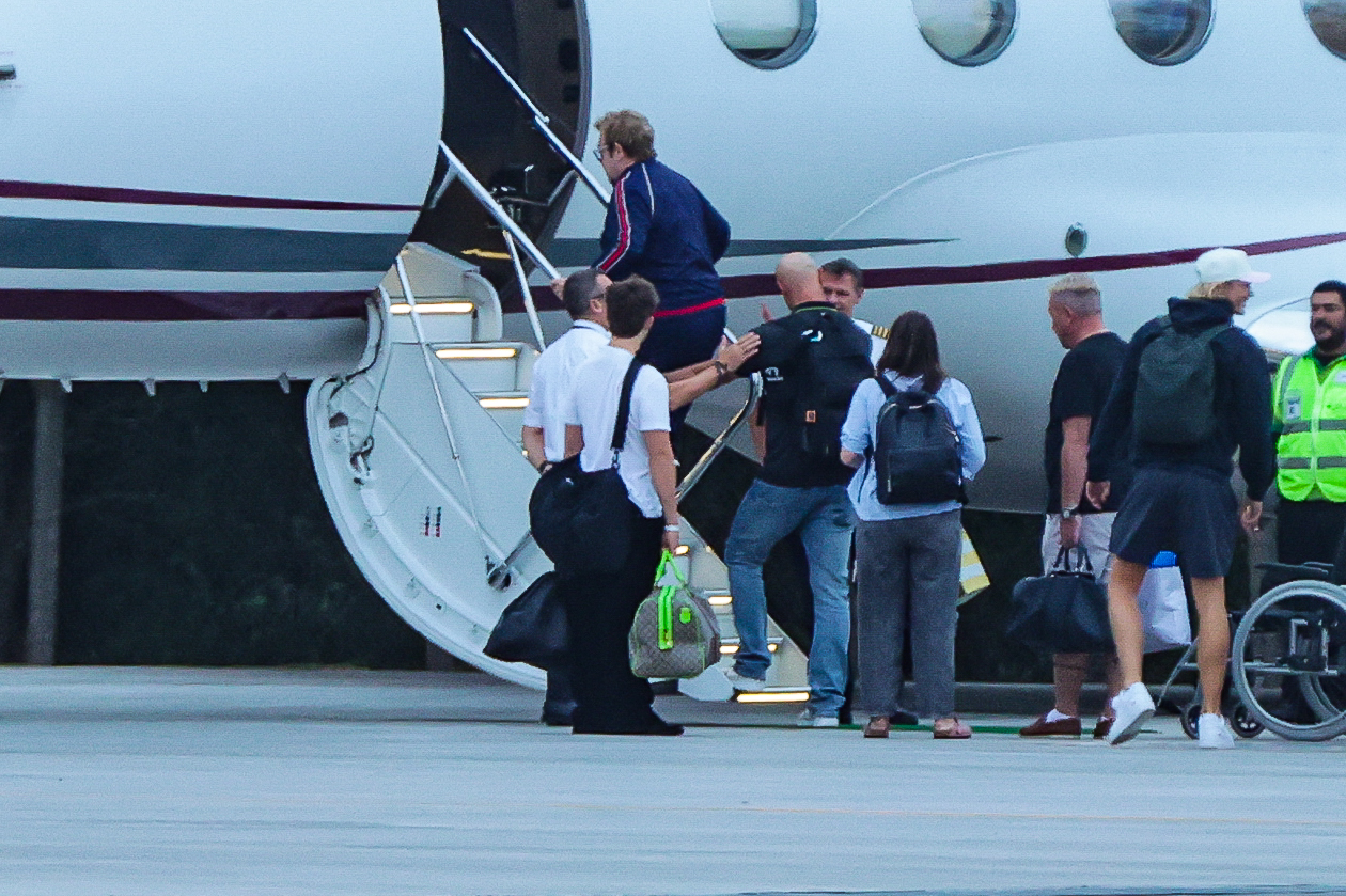 Elton John em aeroporto no Rio de Janeiro - Foto: Victor Chapetta/Brazil News
