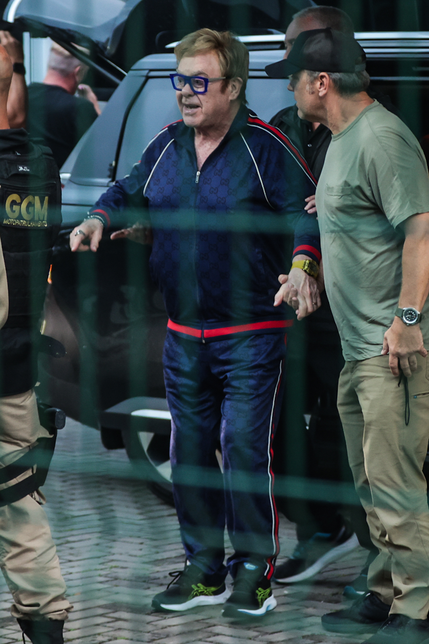 Elton John em aeroporto no Rio de Janeiro - Foto: Victor Chapetta/Brazil News