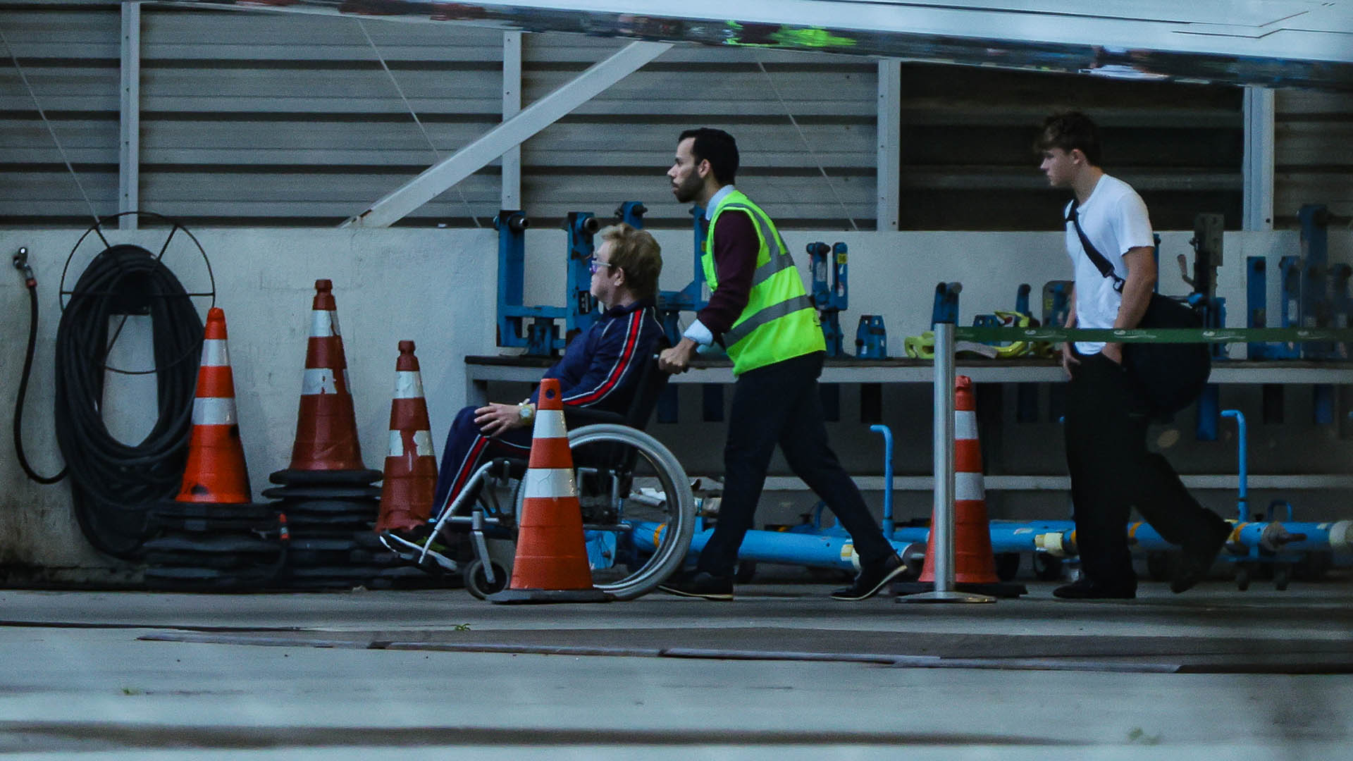 Elton John em aeroporto no Rio de Janeiro - Foto: Victor Chapetta/Brazil News