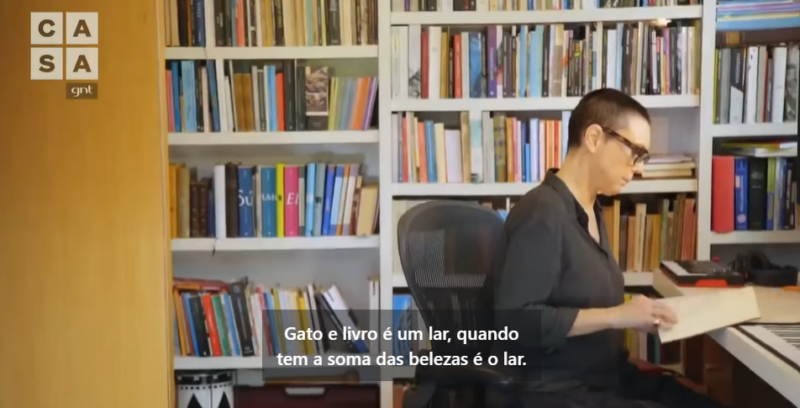 Gatos e livros ajudaram Calcanhotto no trabalho durante a pandemia - Foto: Reprodução/GNT