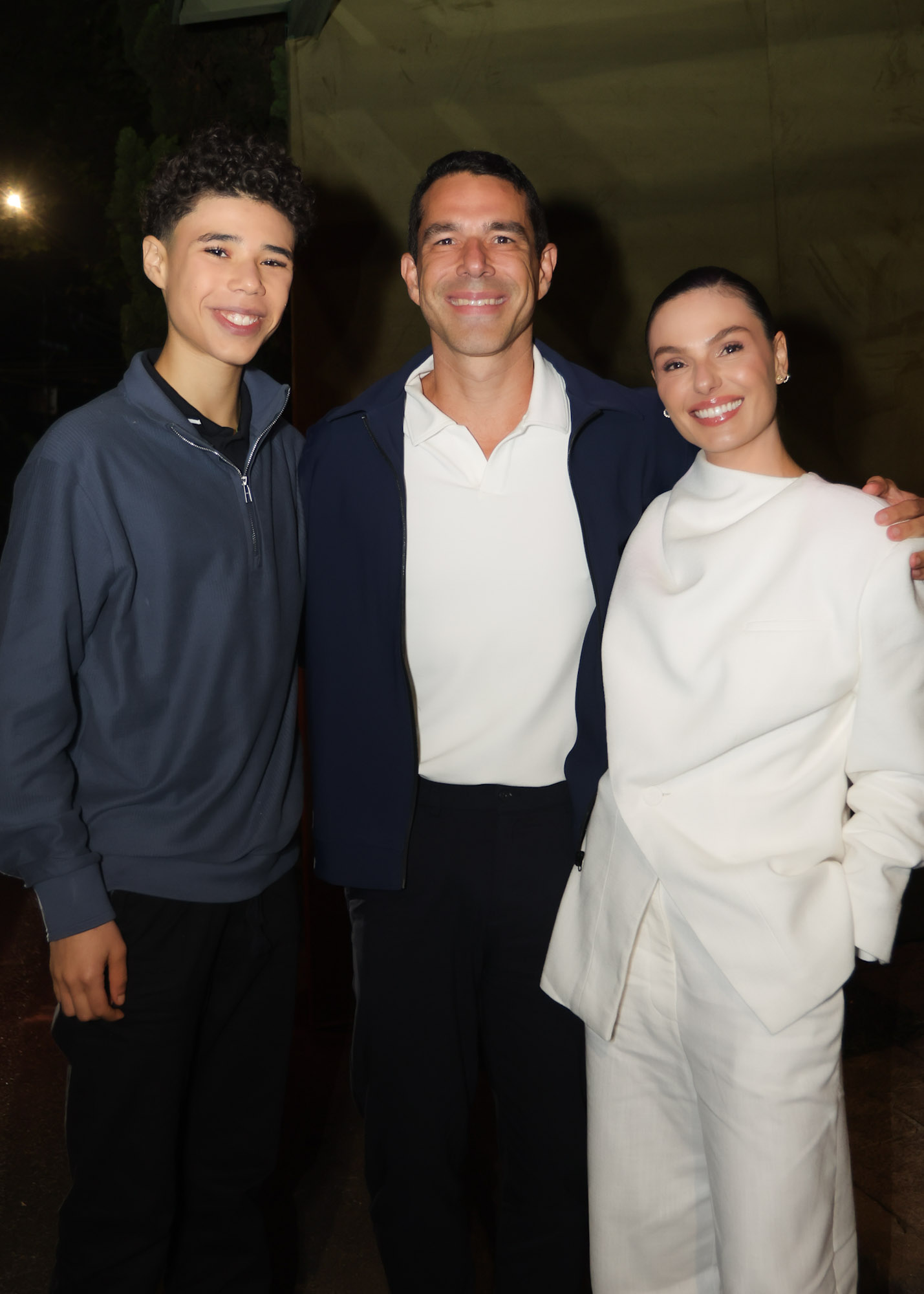 Marcus Buaiz com filho e Isis Valverde — Foto: Clayton Felizardo e Manuela Scarpa/Brazil News
