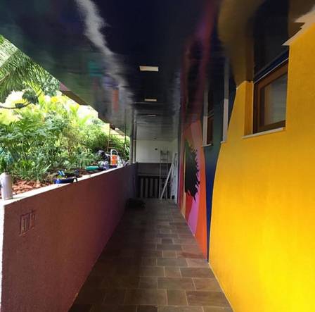 Lado externo da casa tem desenho na parede - Foto: Reprodução/Instagram