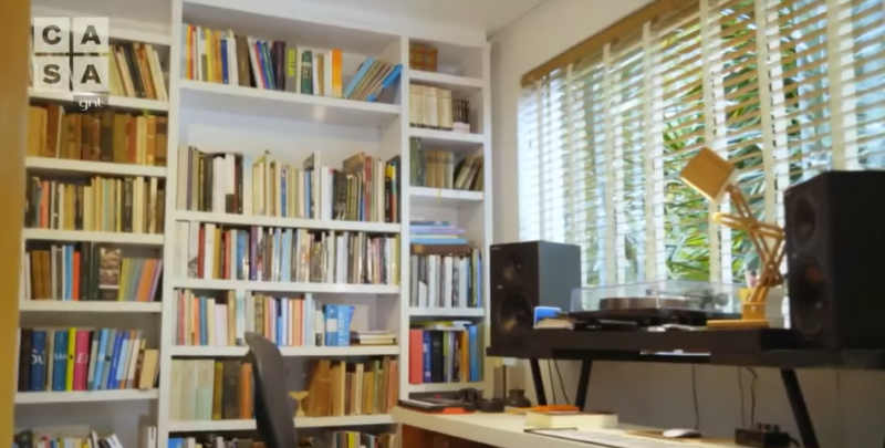 Literatura se conecta com a carreira de Adriana - Casa da cantora é rodeada de mata - Foto: Reprodução/GNT