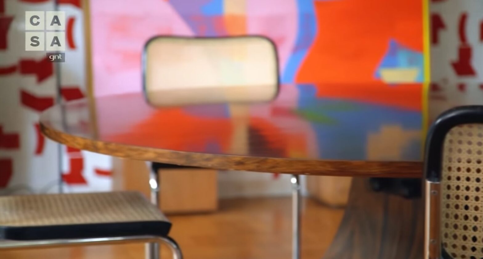 Mesa guarda histórias da vida de Camila - Foto: Reprodução/GNT