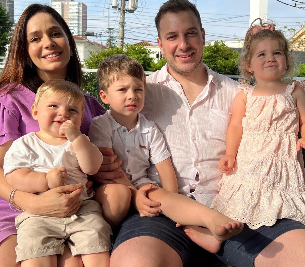 Sabrina Petraglia com os filhos e marido; atriz vive em Dubai com a família - Foto: Reprodução/Instagram