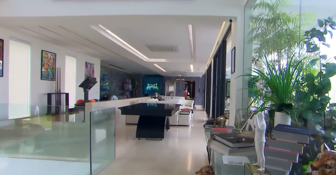 Sala da mansão de Luccas Neto - Foto: Reprodução/YouTube/Programa Eliana