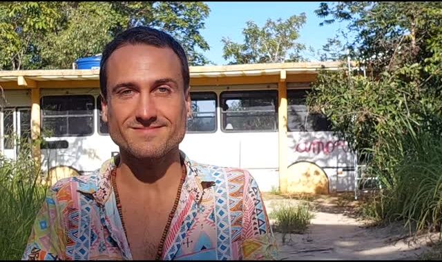 Ator decide morar em ônibos na Chapada dos Veadeiros - Fotos: Reprodução/Instagram