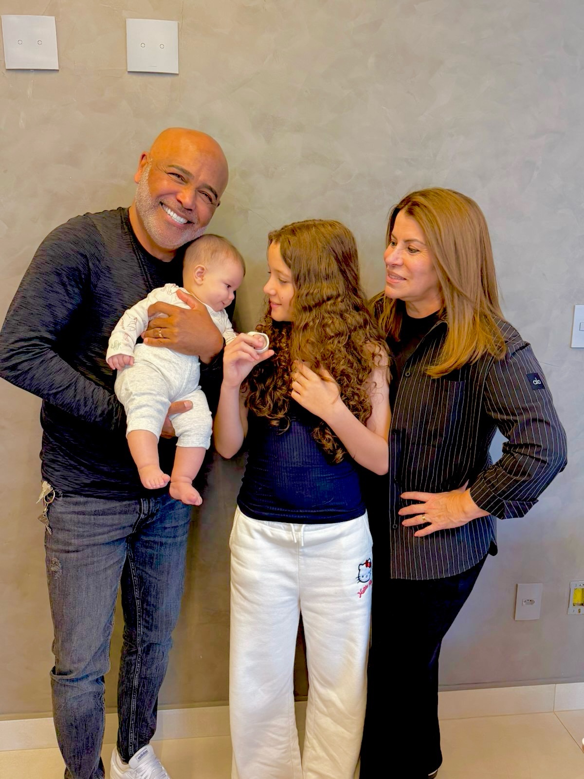 Rick com a esposa e as filhas de Victor Henrique — Foto: Reprodução/Instagram