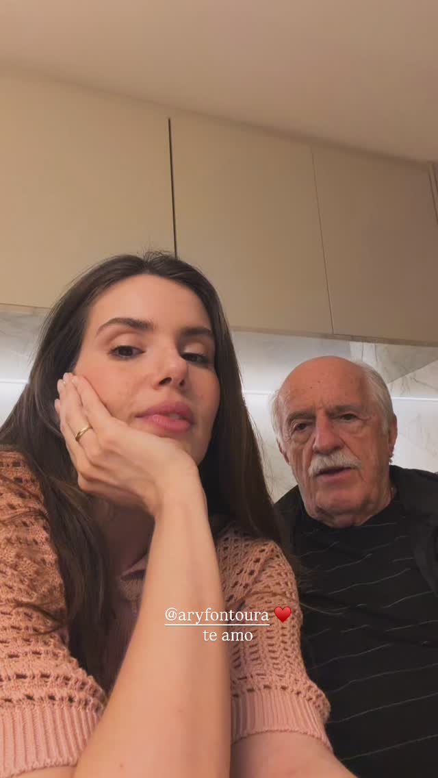 Camila Queiroz mostra visita de Ary Fontoura - Foto: Instagram