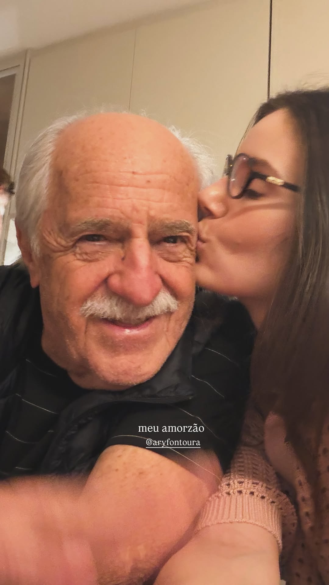 Camila Queiroz mostra visita de Ary Fontoura - Foto: Instagram