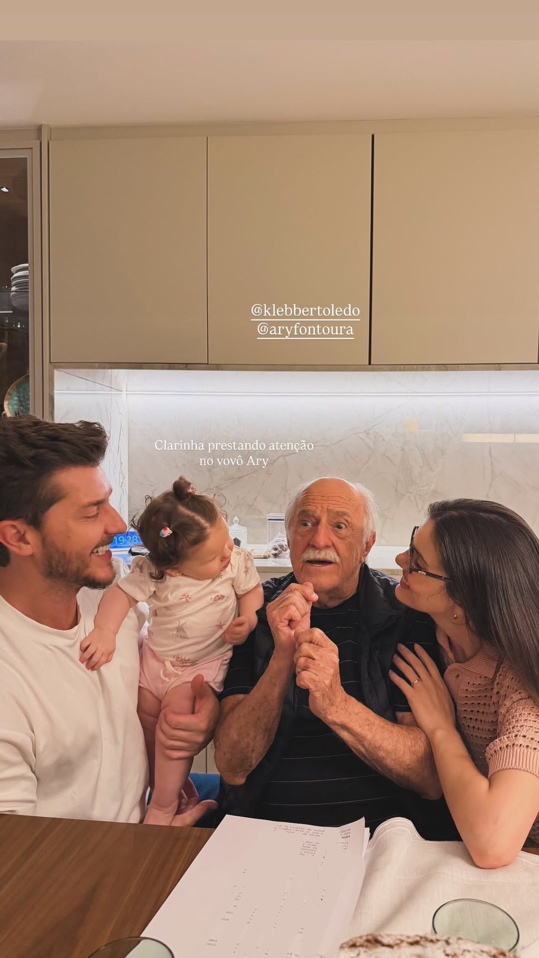 Camila Queiroz mostra visita de Ary Fontoura - Foto: Instagram