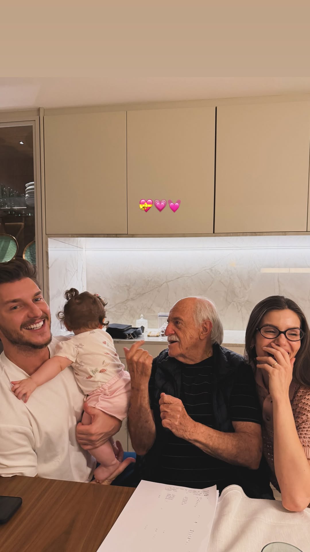 Camila Queiroz mostra visita de Ary Fontoura - Foto: Instagram