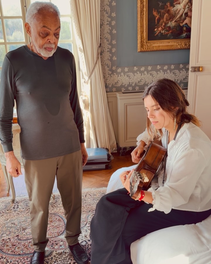  Aula particular de violão no hotel em Paris - Foto: Instagram