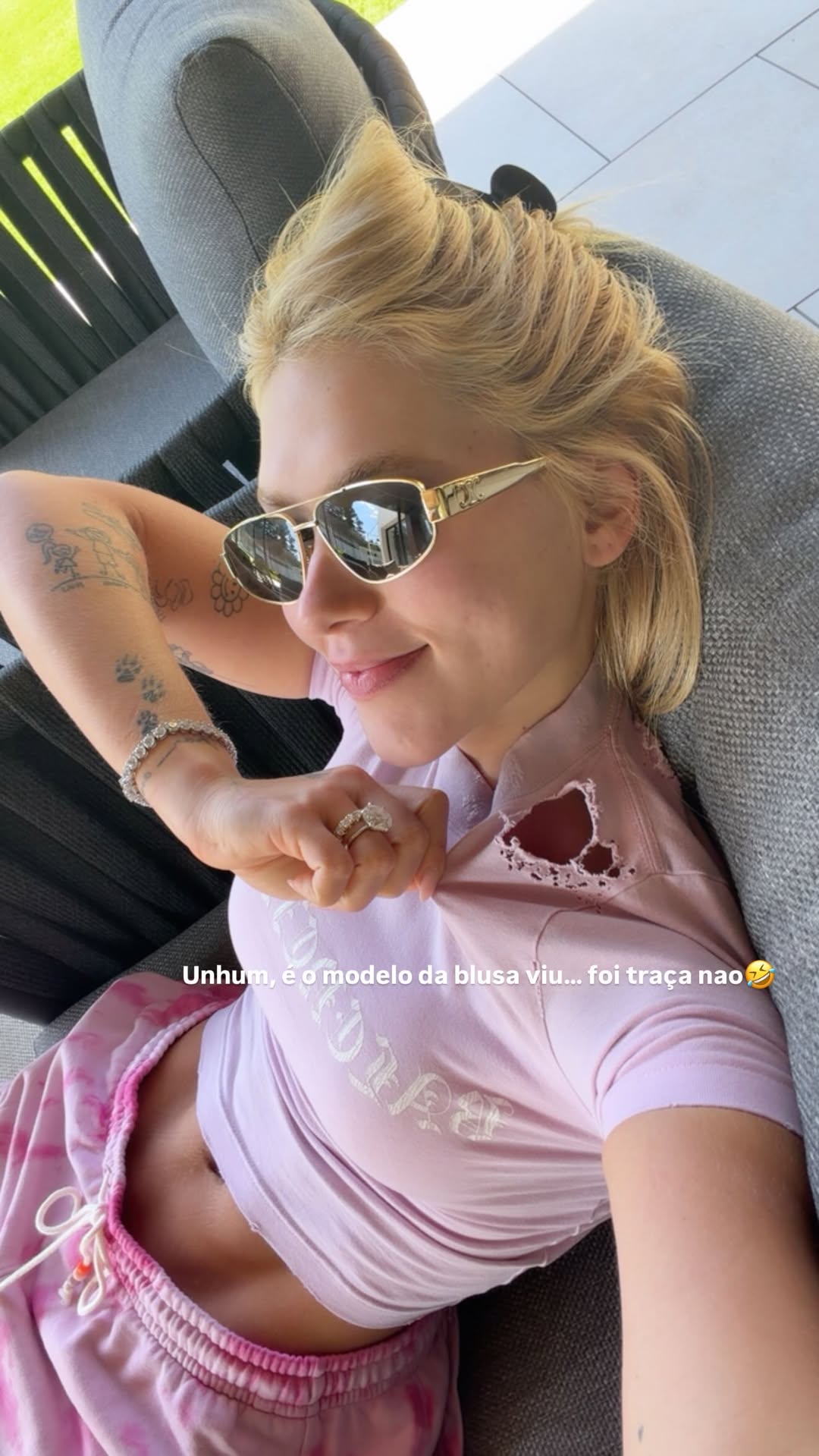 Virginia veste blusa com rasgos — Foto: Reprodução/Instagram