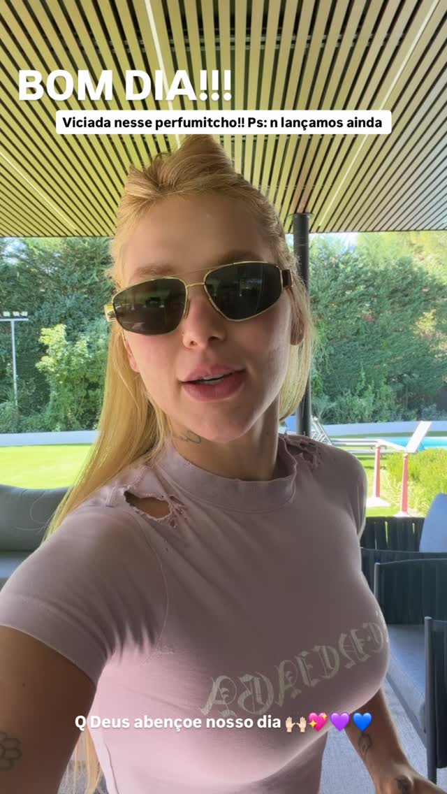 Virginia veste blusa com rasgos — Foto: Reprodução/Instagram