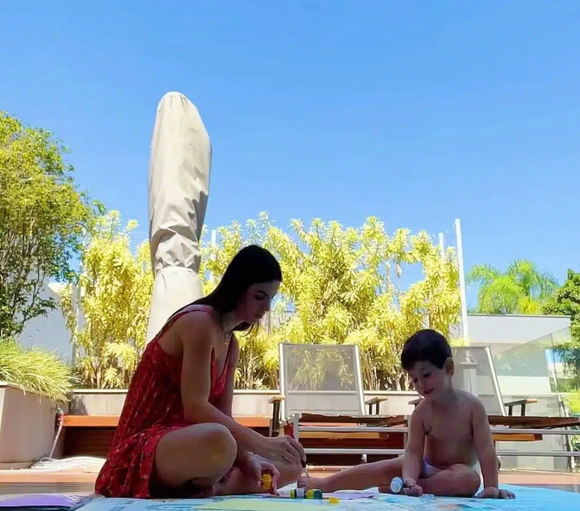 Sthefany Brito com o filho na área externa de sua antiga mansão no Rio - Foto: Reprodução/Instagram