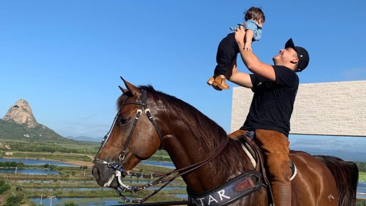 Wesley Safadão e Dom com o cavalo da família