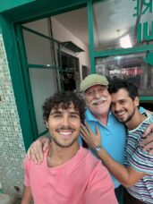 Igor Jansen ao lado de José de Abreu e Rodrigo Lelis em 'Por Você'