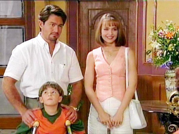 Carlinhos (Sergio Guerrero), Carlos Daniel (Fernando Colunga) e Paulina (Gaby Spanic) em A Usurpadora (1998) - Foto: Reprodução / SBT